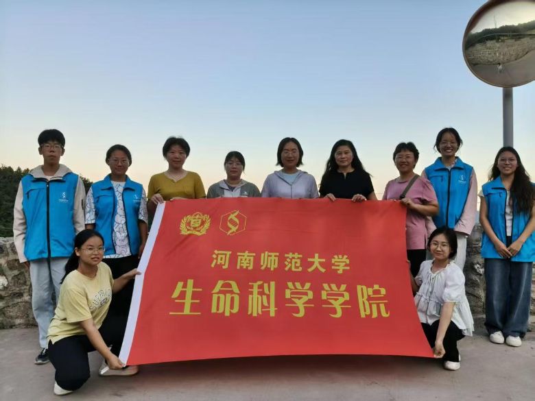 河南師范大學生命科學學院“河小青,森小綠”之青年紅領航生態綠實踐調研團開展系列活動——花草有情,調研有方