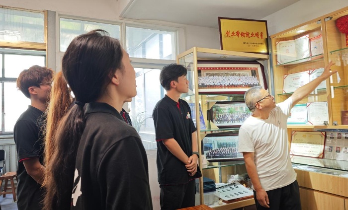 西安外事學院工學院暑期三下鄉實踐團指尖初試千年針苗繡館中悟匠心