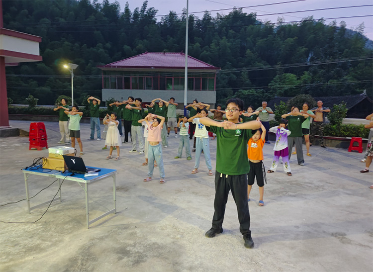 “芬享實踐團”三下鄉八段錦推廣活動紀實——以“錦”為筆，繪就鄉村健康新畫卷