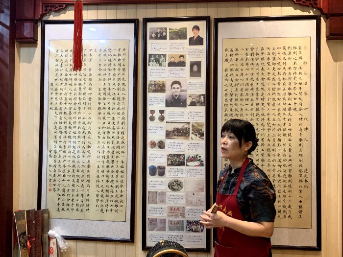 重慶人文科技學院學子走近145道工序 榮昌折扇傳承人尹春蓮現場傳技