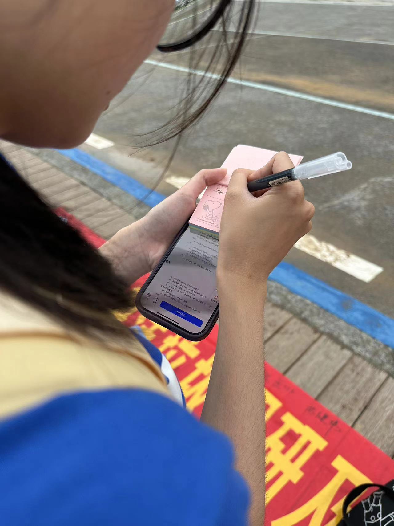 實踐隊員在便簽上寫下標語