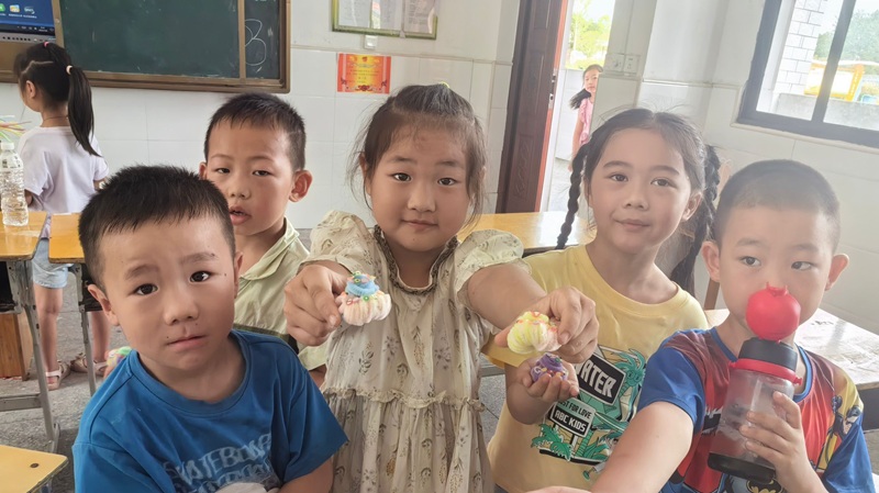 【社會實踐】|武昌理工學院崇陽筑夢志愿服務隊開展“巧手扭世界”創意手作課程點亮鄉村課堂