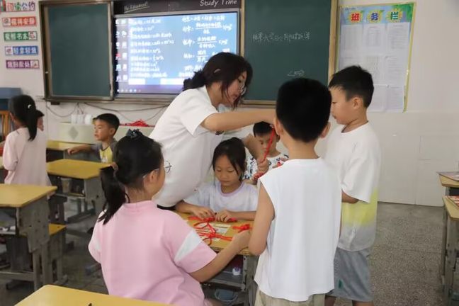 科普實驗添智趣，體藝紅歌潤童心