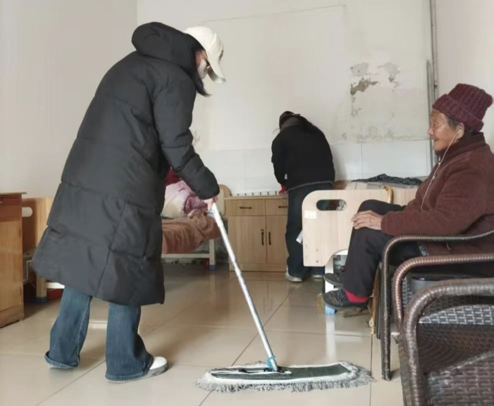 聊城大學醫學院“暖陽映晚情”志愿服務隊舉辦敬老愛老公益志愿服務活動