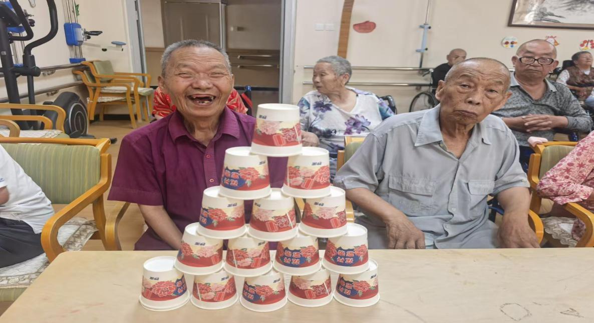 趣味疊杯，情暖桑榆