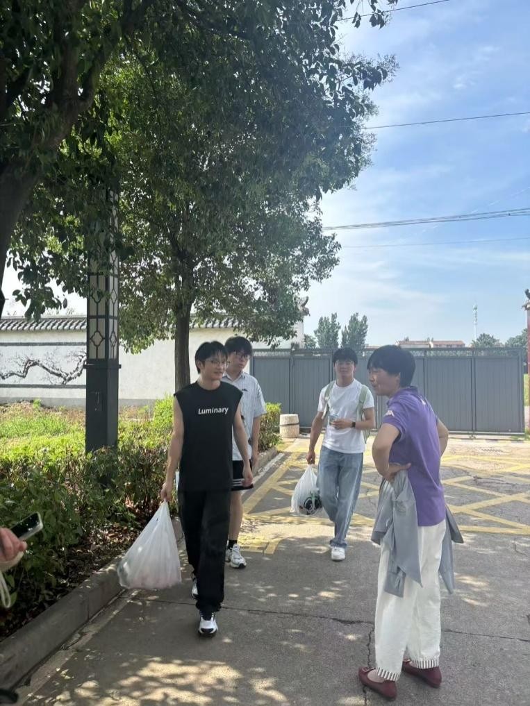 數字賦能暖夕陽——淮師大"銀齡暖陽"團隊開展智慧助老實踐