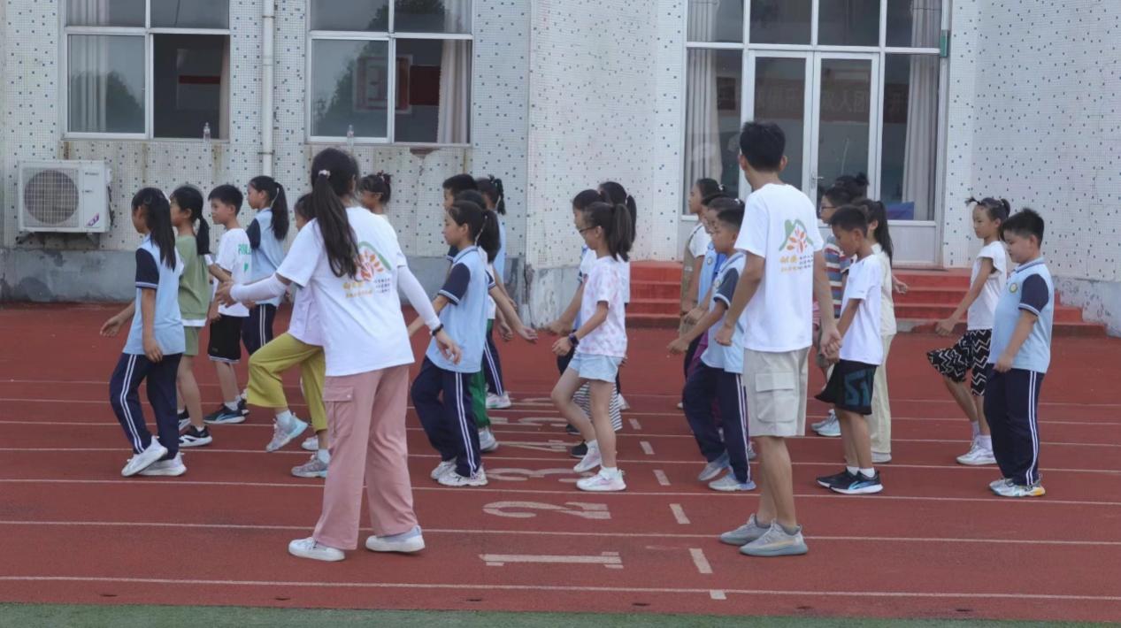 步履鏗鏘護國旗，文物拼聚傳薪火