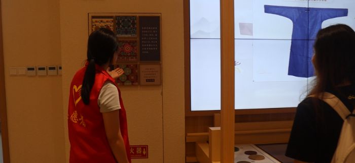 南京財經大學學生志愿者走入博物館宣傳蘇繡非遺文化