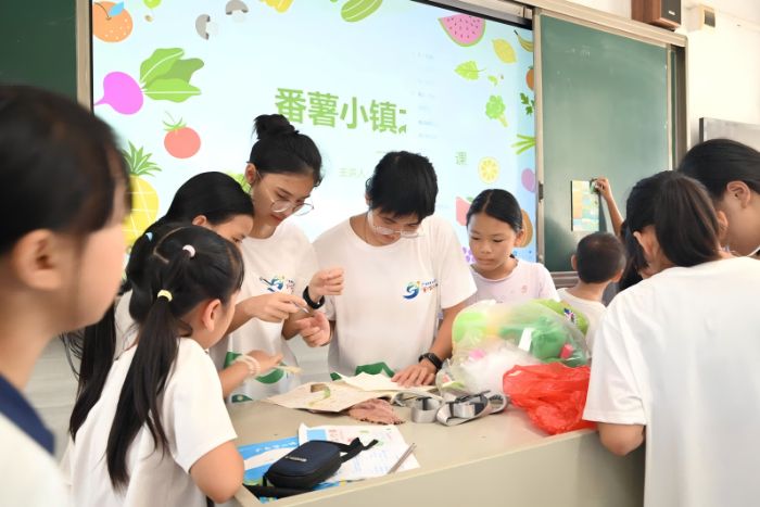 薯香漫堂識(shí)自然，心語(yǔ)潤(rùn)心育童真 ——兩隊(duì)攜手為孩童繪就別樣課堂