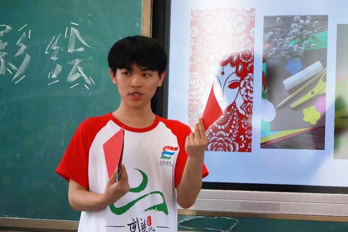 吉首大學三下鄉：“文傳青年”社會實踐團開展“剪影繪生活”手工課