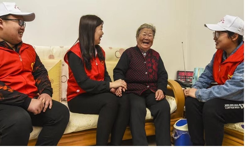 養老院愛心傳遞火炬的交接