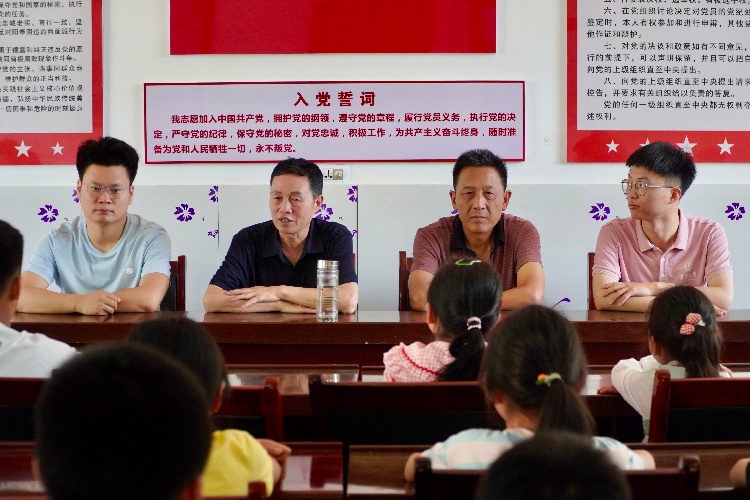 實(shí)踐進(jìn)行時(shí)|心手相連·關(guān)愛相伴：長安大學(xué)實(shí)踐隊(duì)赴陜西商南店坊河村開展圖書捐贈(zèng)儀式暨校園文化宣講活動(dòng)