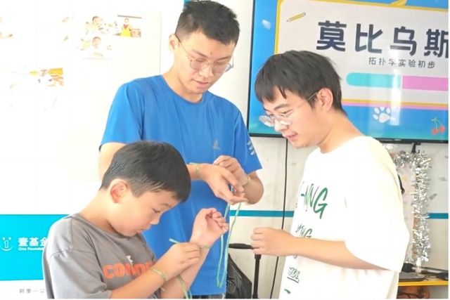 山東大學“海韻揚帆”支教隊在威海榮成開設科學體驗課程