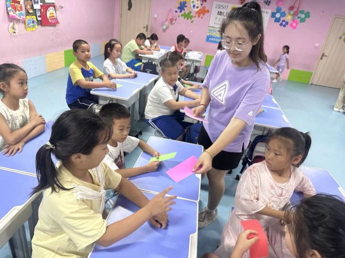 剪紙牽童心，兵魂潤童志