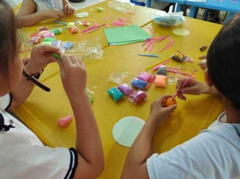 多元課堂里，指尖與童心共繪夏日童話(huà)