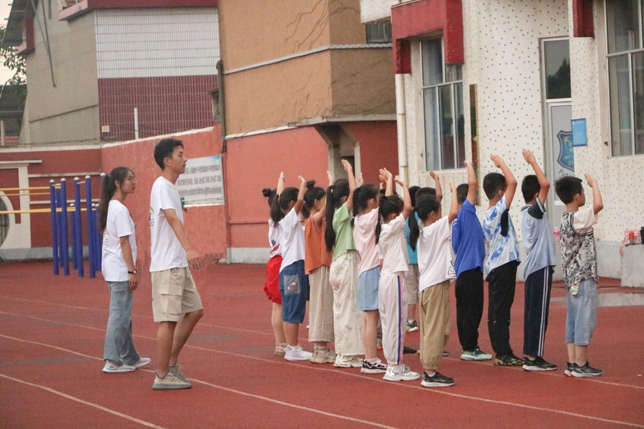 榮耀旗幟揚(yáng)風(fēng)采，健美律動(dòng)繪青春