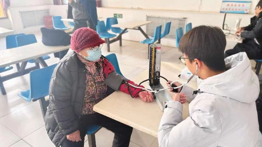 聊城大學(xué)醫(yī)學(xué)院2024級(jí)4班舉辦敬老院量血壓活動(dòng)