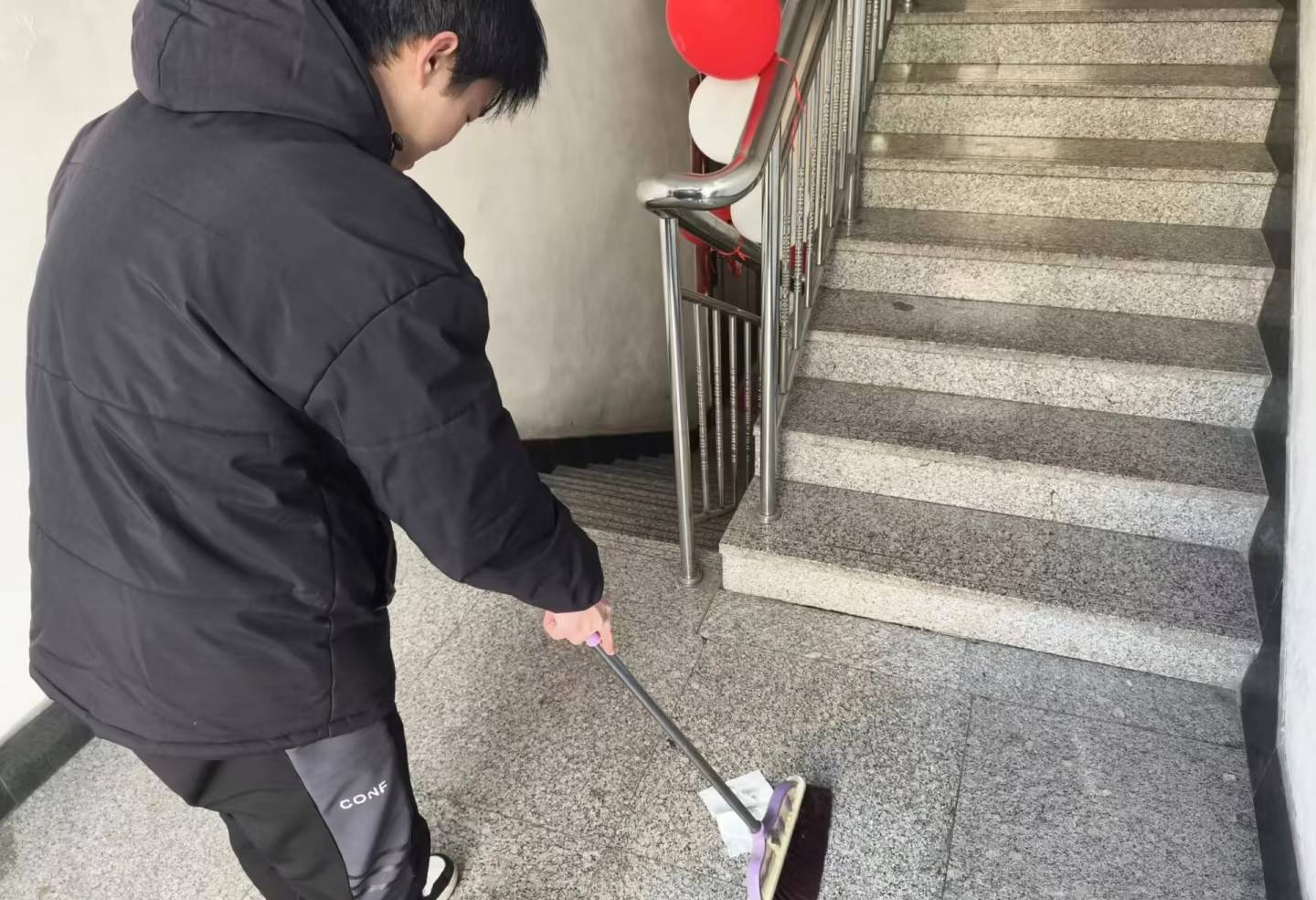 志愿清掃凈塵垢，社區環境煥新顏