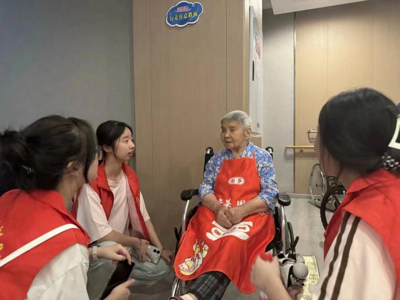 愛心陪伴暖桑榆，青春奉獻映晚晴