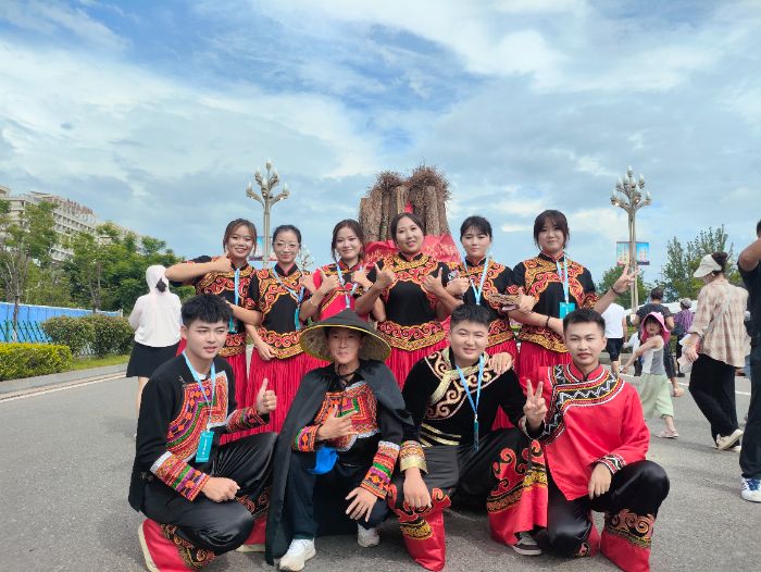 點亮青春，傳承彝族文化 ——“彝路火舞” 實踐隊火把節志愿服務活動