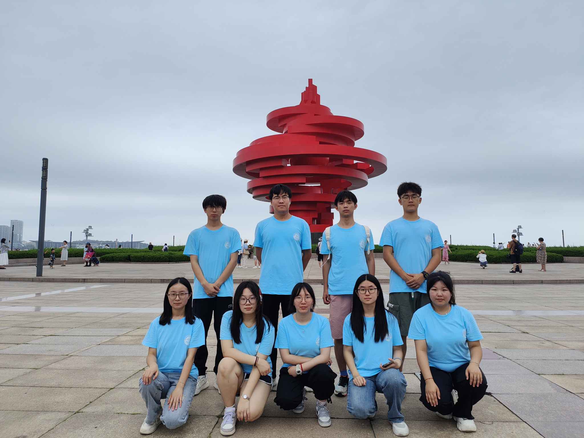 青島科技大學(xué)“巡禮藍(lán)海情，筑夢(mèng)文明行”文明旅游實(shí)踐團(tuán)隊(duì)五四廣場(chǎng)、小麥島、棧橋參觀——文明出行， 一路潔凈