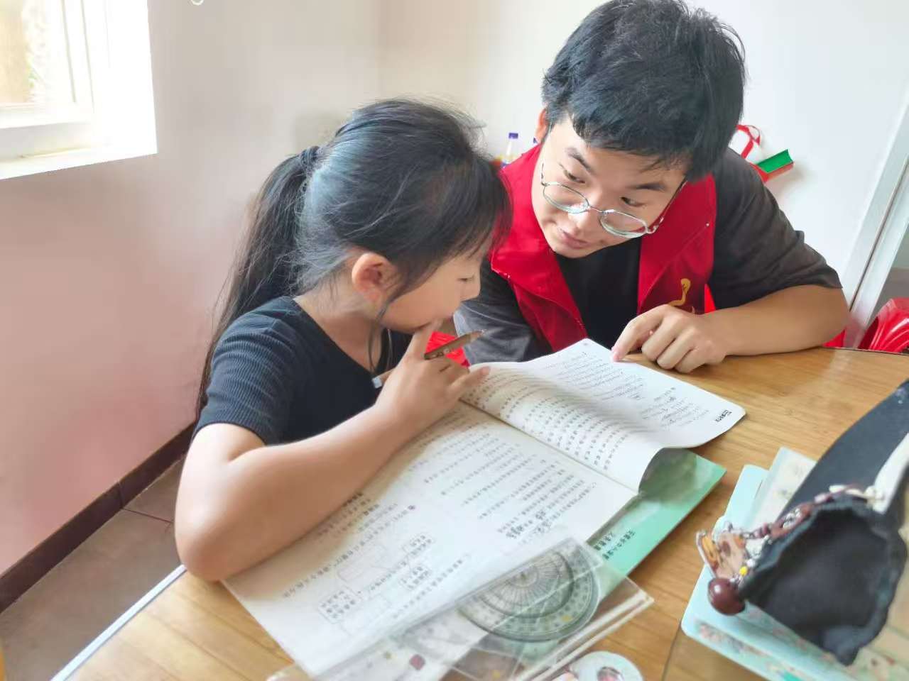 家校攜手織就愛心網 留守兒童擁抱成長新希望