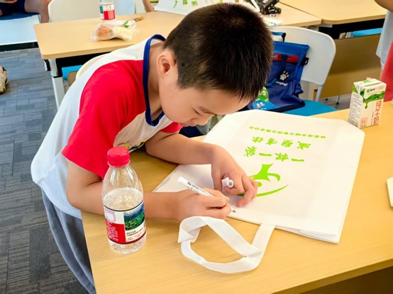 綠意隨心描布袋，春風執筆繪青山