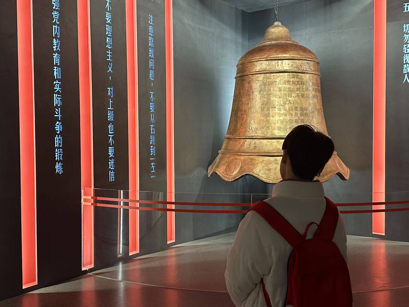 追尋紅色記憶 傳承紅巖精神