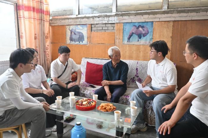 長安大學：格爾木七旬老黨員與長大學子共憶“兩路”歲月，共話“兩路”精神傳承