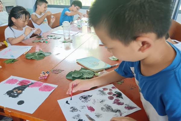 暑期社會實踐：武昌理工學院“青春筑夢”通城志愿服務隊開展植物拓印特色課程