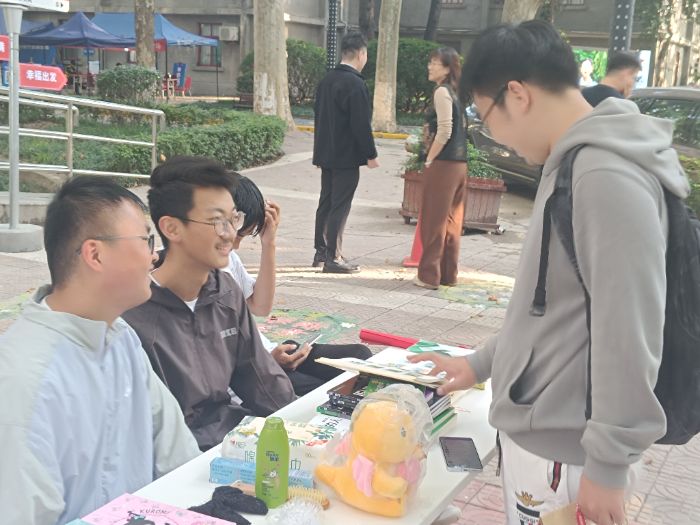 “義舉匯流彰大愛，赤心饋暖映丹忱”——西安交通大學軟件2502團支部成功舉辦校園愛心義賣活動