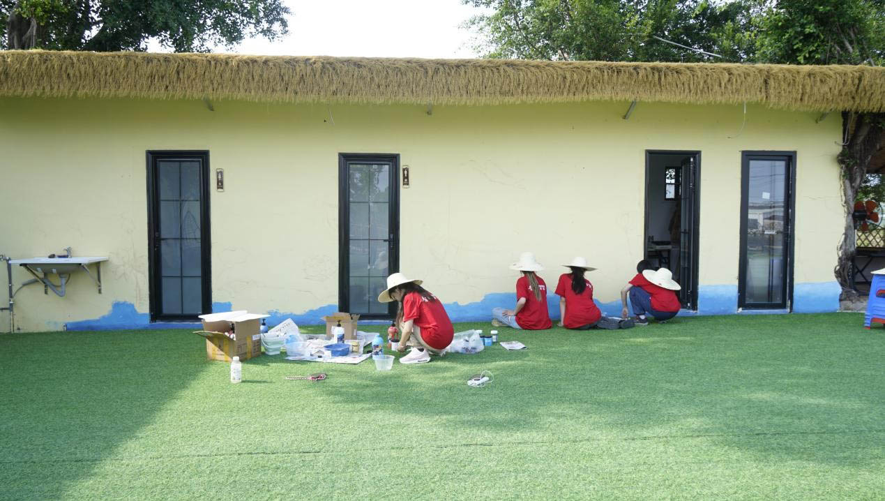 圖為實踐隊隊員繪制墻繪過程