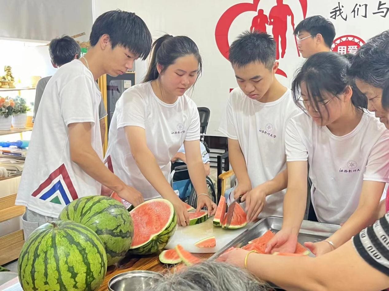 步履基層尋溫暖，青春攜手伴夕陽