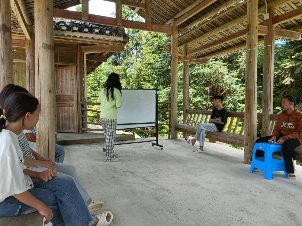 河海大學調研團在岑梗村為初中生宣講長征與黎平會議歷史