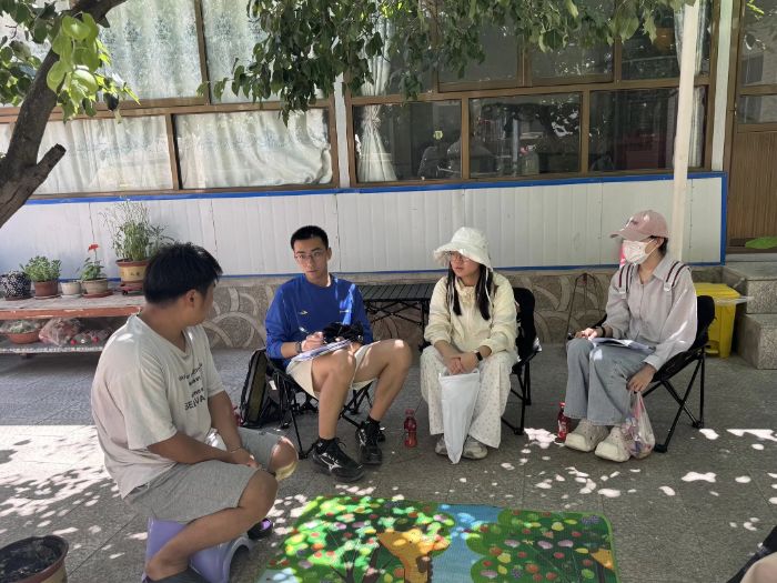 7月17日，長安大學赴青海同仁“族韻共融·熱貢新聲”暑期社會實踐隊在駐地召開工作交流會，系統總結前期在熱貢地區開展傳統村落保護與發展調研的階段性成果，并就下一階段工作進行深入研討與部署。實踐隊全體成員