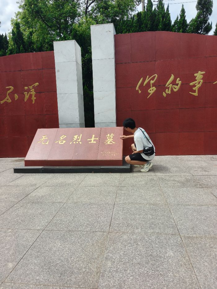 “點亮八皖” 志愿團隊走進霍邱縣烈士陵園