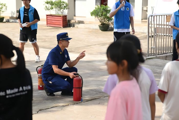 筑牢夏季“防火墻”，扣緊消防安全帽 ——多措并舉提升學生火災防范能力
