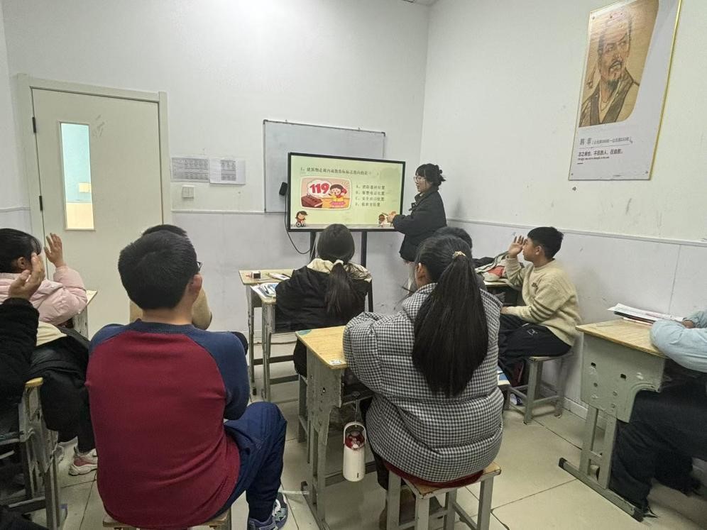 南通大學(xué)杏林學(xué)院微光“童”行社會實踐小分隊組織開展“攜手筑安全，童心