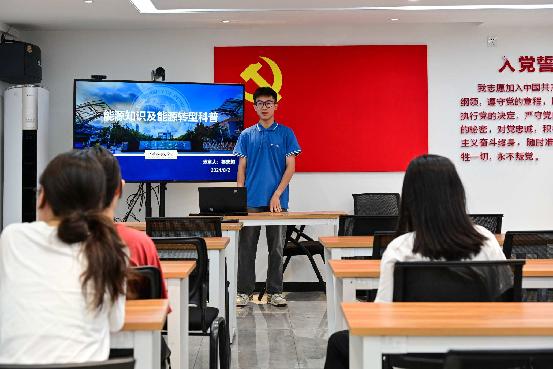 能源先鋒實踐隊赴世紀城社區黨員服務中心進行能源科普宣講