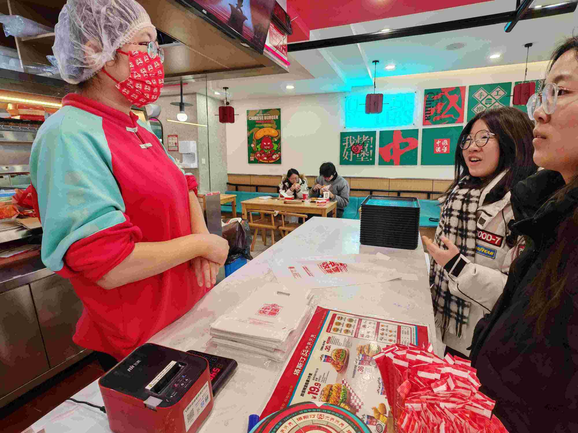 海洋學(xué)院“清塑餐研”先鋒隊(duì)成員赴威海開展可降解餐具調(diào)研