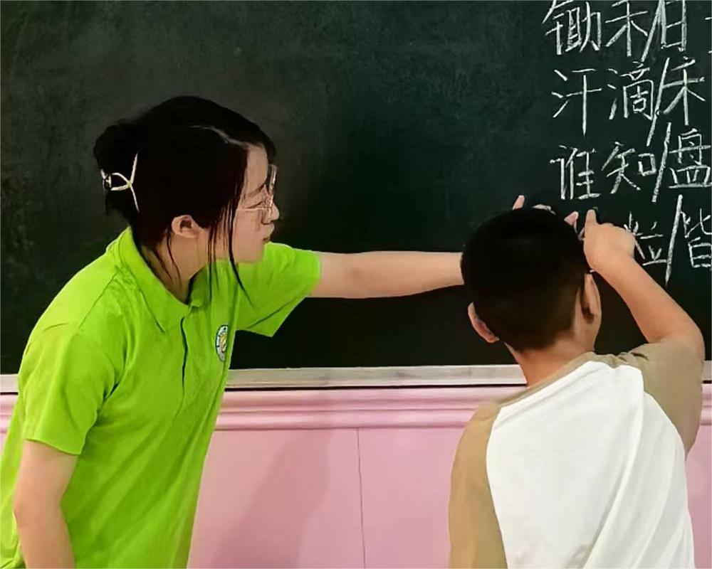 共赴“憫農(nóng)”詩(shī)歌朗誦之旅，感悟農(nóng)耕艱辛