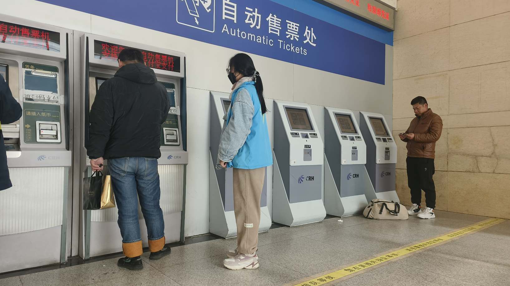 志愿服務(wù)家鄉(xiāng)，獻(xiàn)力春運(yùn)燈會(huì)