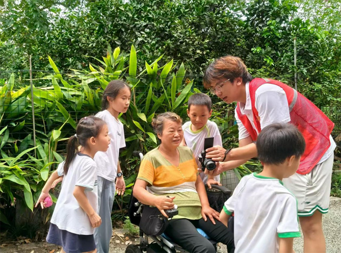 萬樓街道的溫情幀：祖孫合照里，藏著歲月帶不走的愛