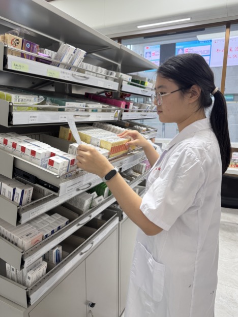 從藥房到病房，一位藥學(xué)生的“仁心”啟蒙——山東大學(xué)藥學(xué)院“魯風(fēng)藥韻，青鳥銜芳”社會(huì)實(shí)踐隊(duì)隊(duì)員趙昱遙