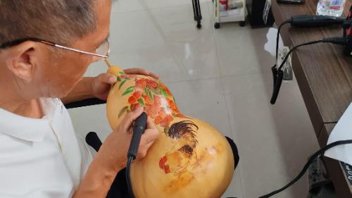 青春腳步踏玉皇，非遺烙畫韻悠長