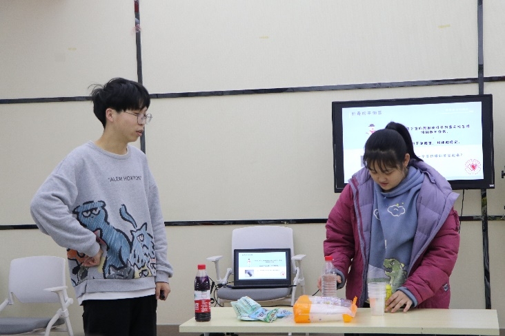 山東大學學生唐仲英愛心社科普課：用實驗點亮孩子們對科學的興趣