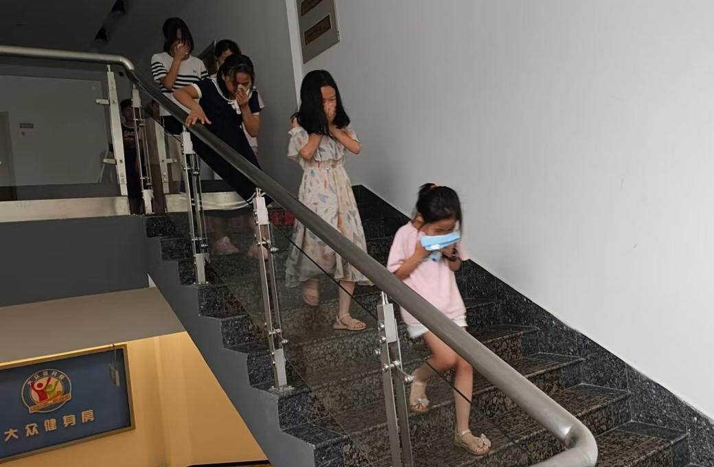 山東師范大學心理學院實踐隊于石臼街道海景社區(qū)小草學堂舉辦消防演練科