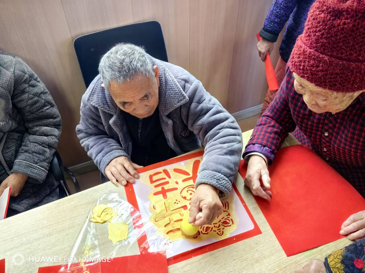 寒假歸鄉 大學生為養老院送“福”暖人心