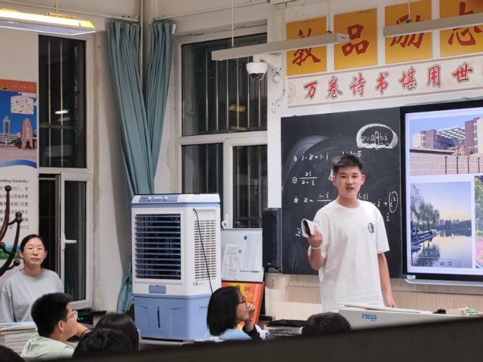 架起成長橋梁 河南工業(yè)大學學子回準格爾旗一中分享求學路