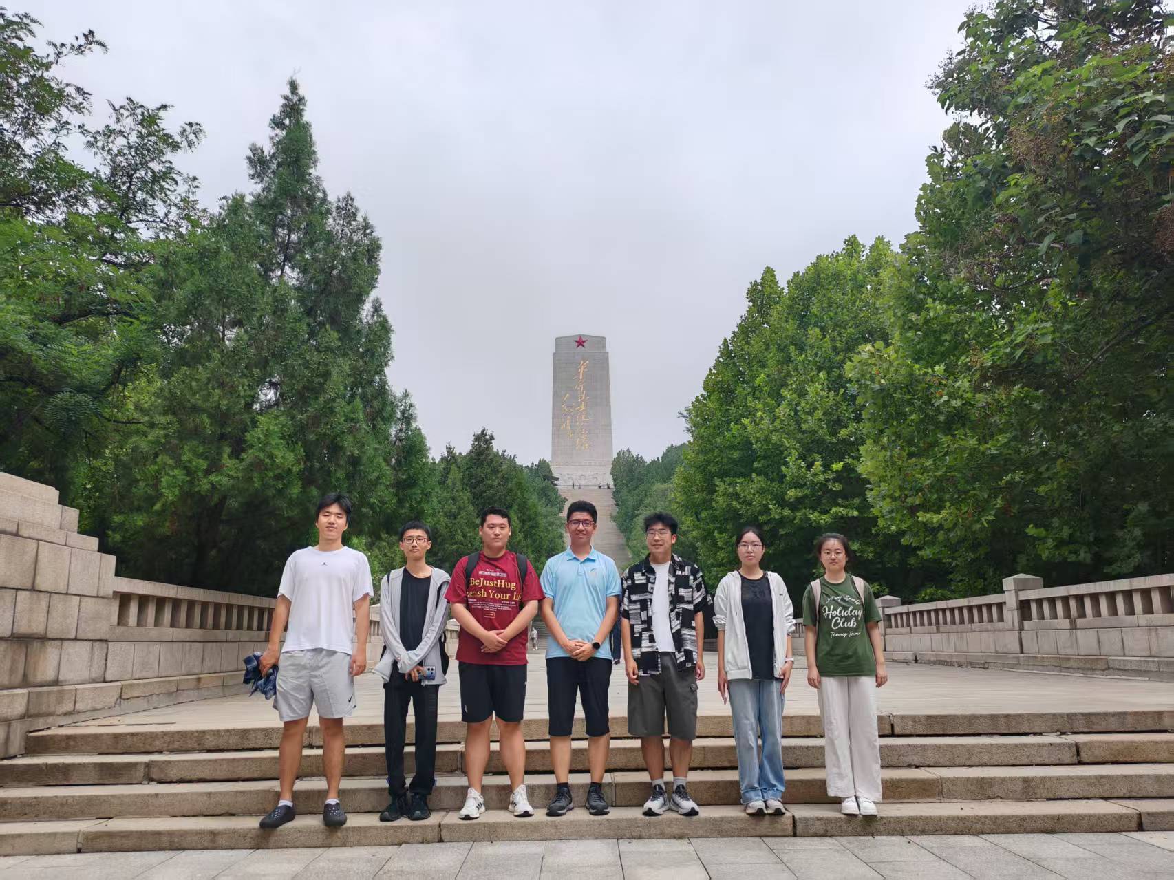 “紅光尋跡隊”實踐調研團——英雄山下行，精神永傳承